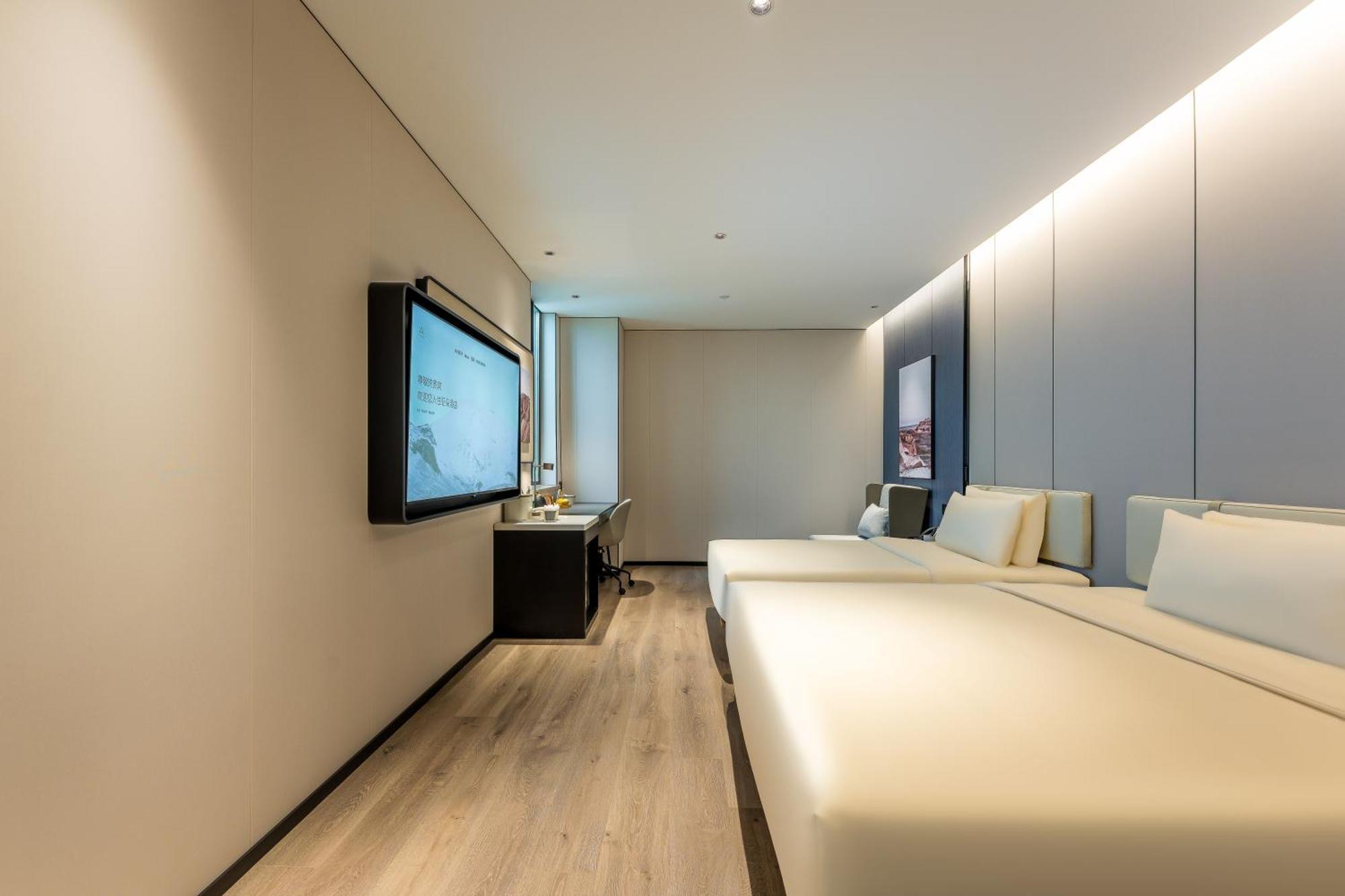 Hotel Atour South Railway Station North Square 4*