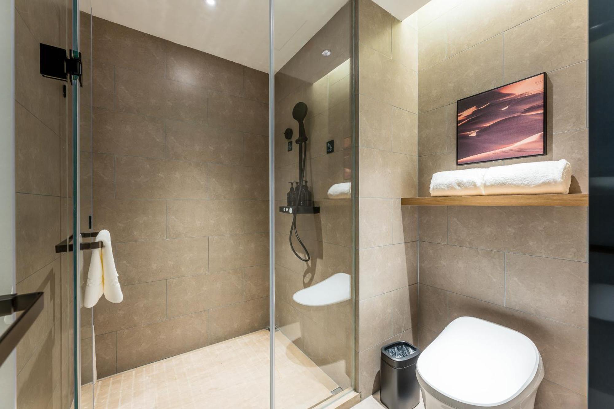 Atour South Railway Station North Square Hotel 4*