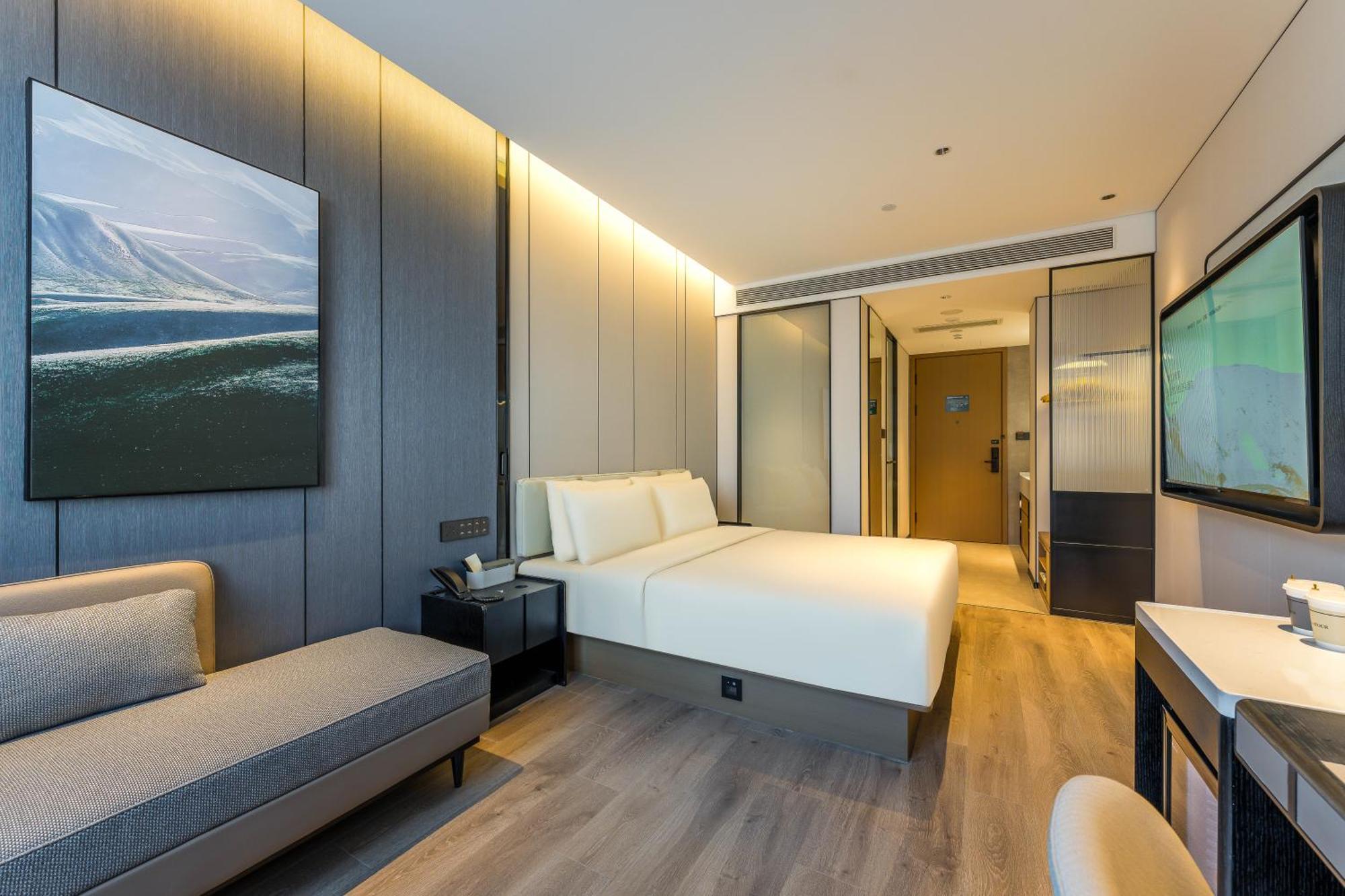 Hotel Atour South Railway Station North Square 4*